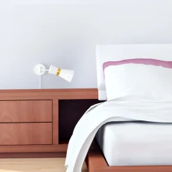 Aplique de pared con brazo articulado y enchufe
