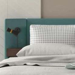 Aplique de pared con brazo articulado y enchufe
