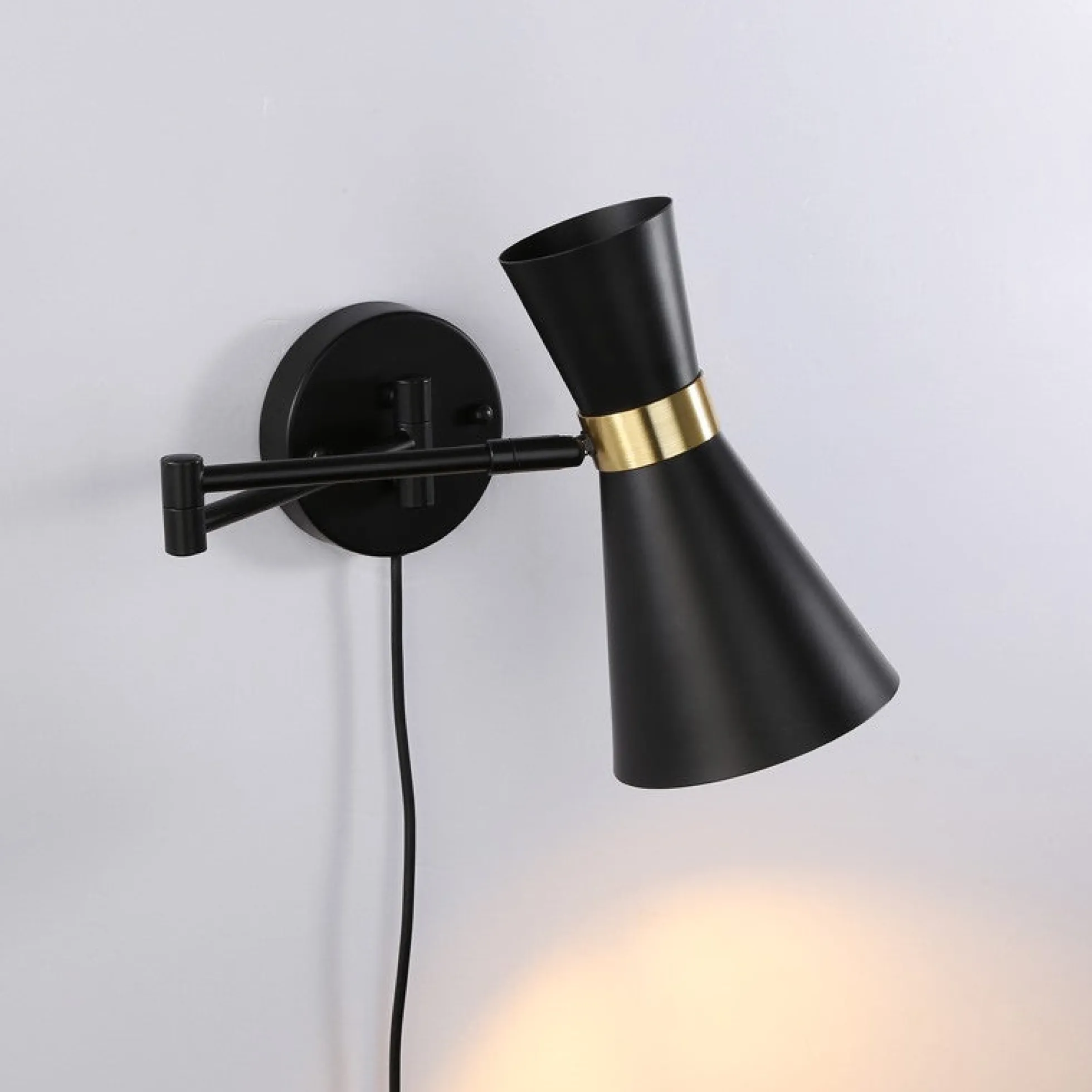 Aplique de pared con brazo articulado y enchufe "SILVA"
