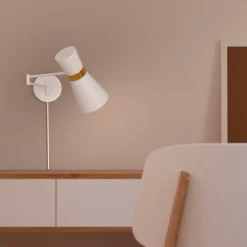 Aplique de pared con brazo articulado y enchufe