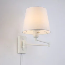 Aplique de pared con brazo articulado y enchufe