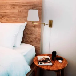 Aplique de pared con brazo articulado y enchufe