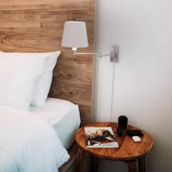 Aplique de pared con brazo articulado y enchufe