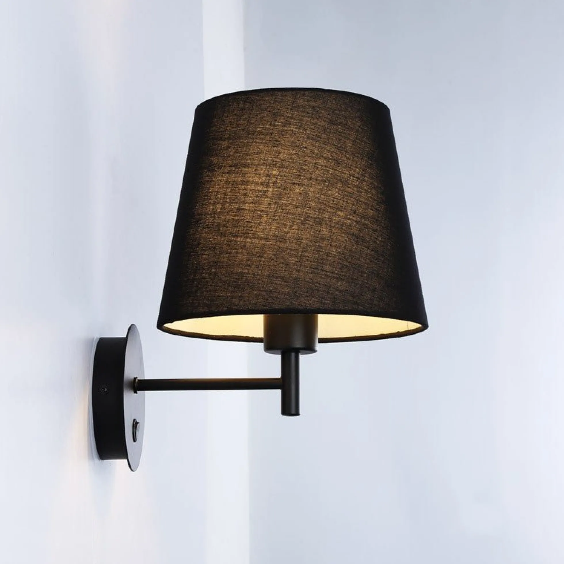 Aplique de pared con pantalla e interruptor Classic "RIGA" - E27