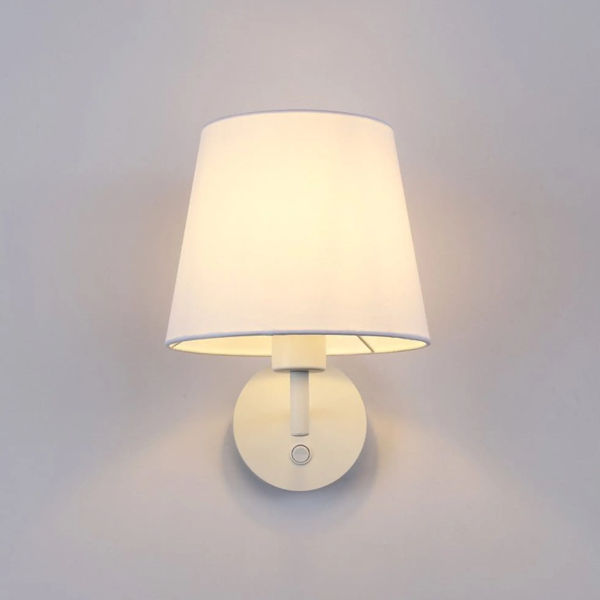 Aplique de pared con pantalla e interruptor Classic "RIGA" - E27
