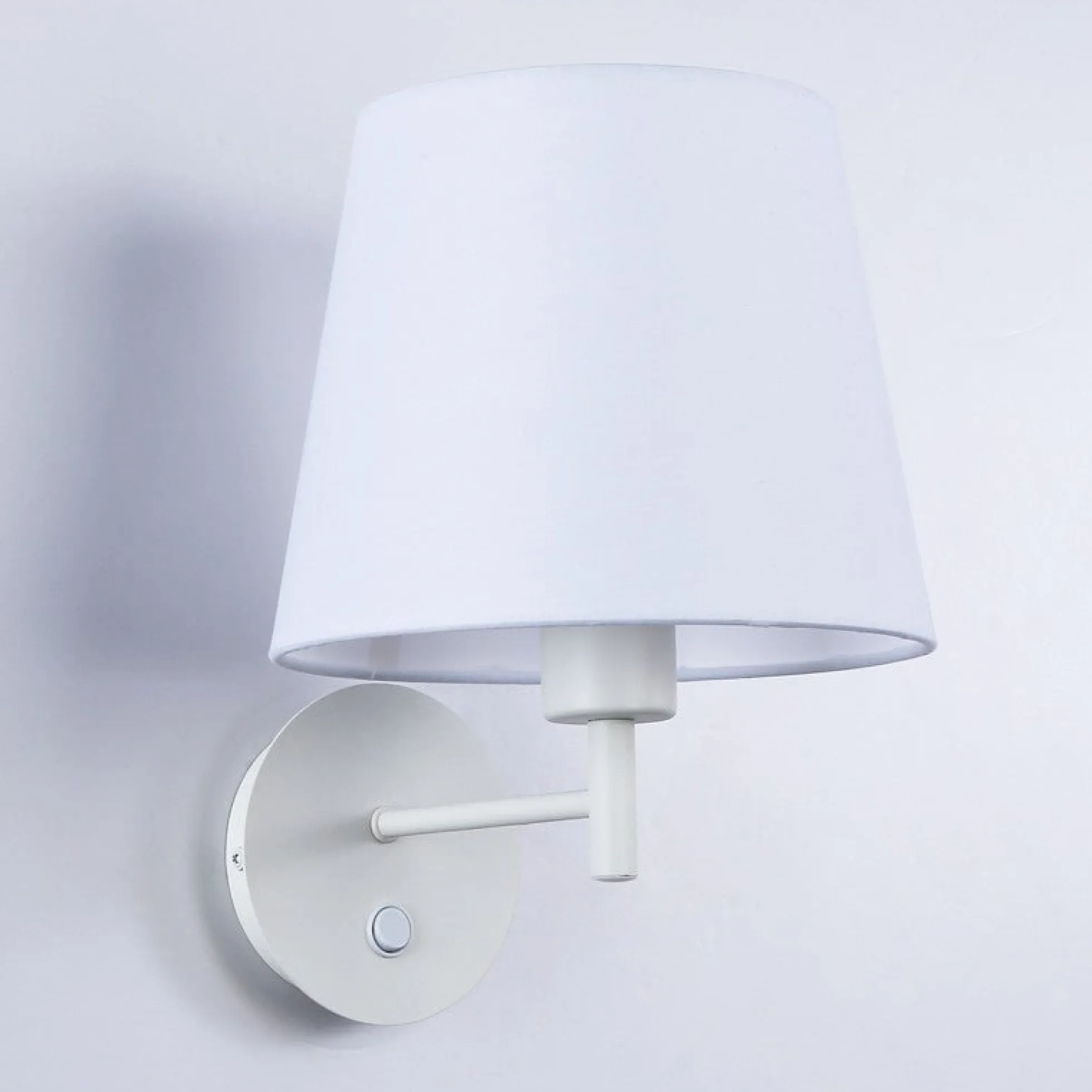 Aplique de pared con pantalla e interruptor Classic "RIGA" - E27