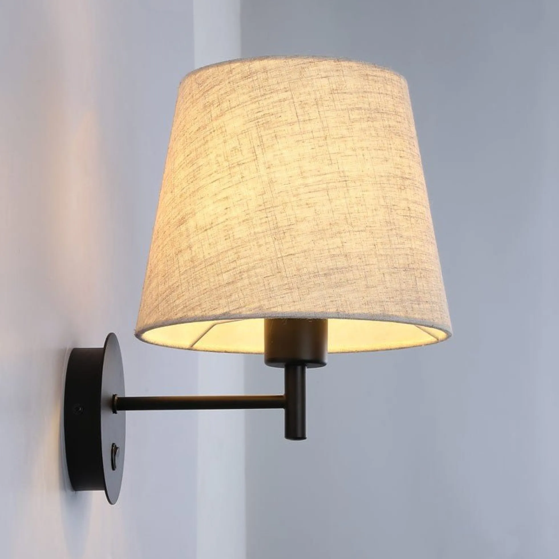 Aplique de pared con pantalla e interruptor Classic "RIGA" - E27