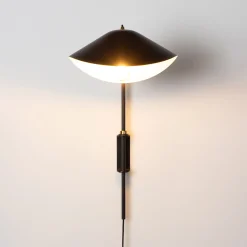 Aplique de pared de diseño con enchufe