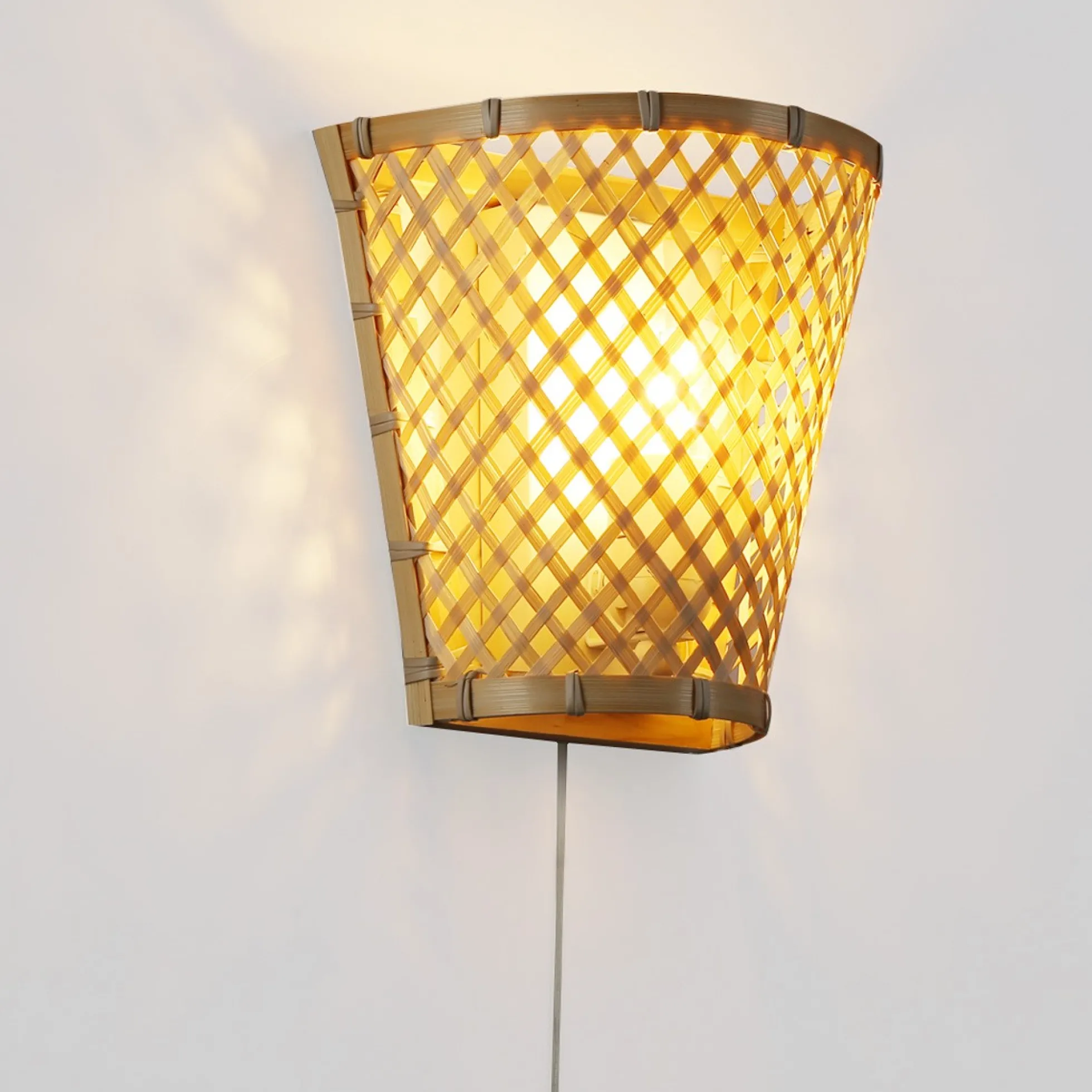 Aplique de pared de mimbre con enchufe "PANI"