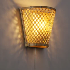 Aplique de pared de mimbre con enchufe