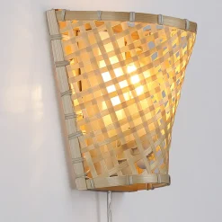 Aplique de pared de mimbre con enchufe