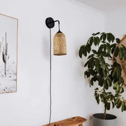 Aplique de pared de mimbre con enchufe
