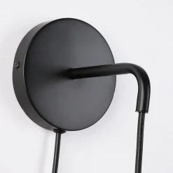 Aplique de pared de mimbre con enchufe