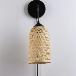 Aplique de pared de mimbre con enchufe