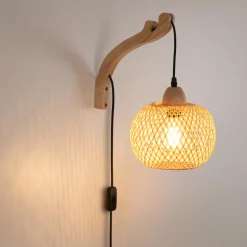 Aplique de pared de mimbre y madera
