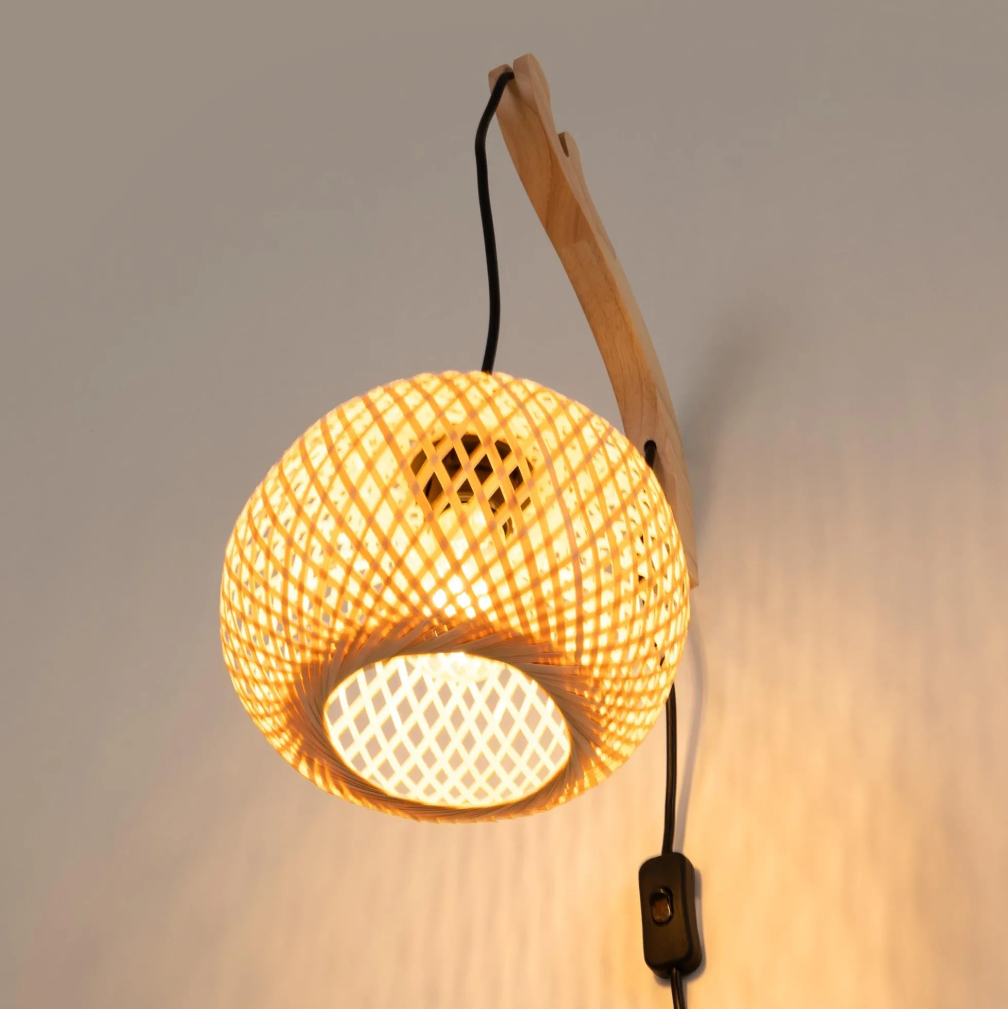 Aplique de pared de mimbre y madera "Phuket" - Con cable y enchufe - E27