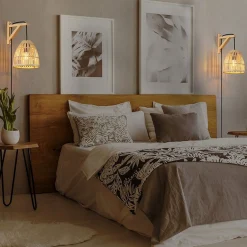 Aplique de pared en madera con pantalla de bambú