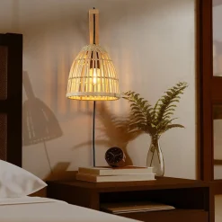 Aplique de pared en madera con pantalla de bambú