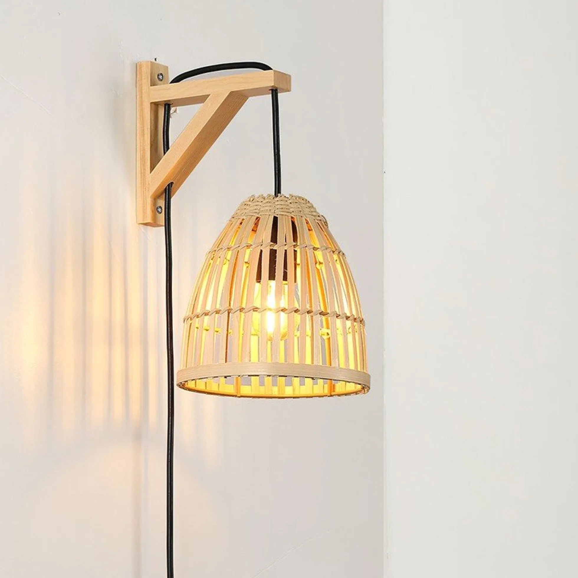 Aplique de pared en madera con pantalla de bambú "CESTA"
