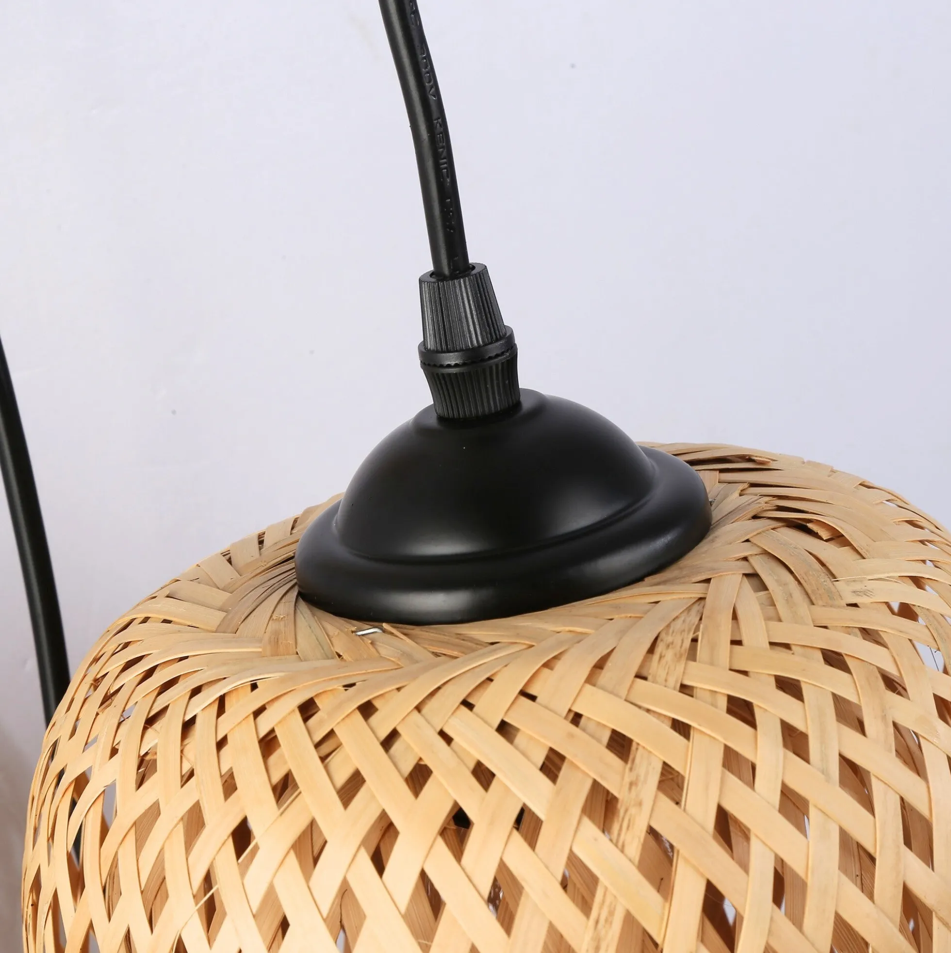 Aplique de pared en madera, pantalla de mimbre y cable con interruptor y enchufe "Alan"