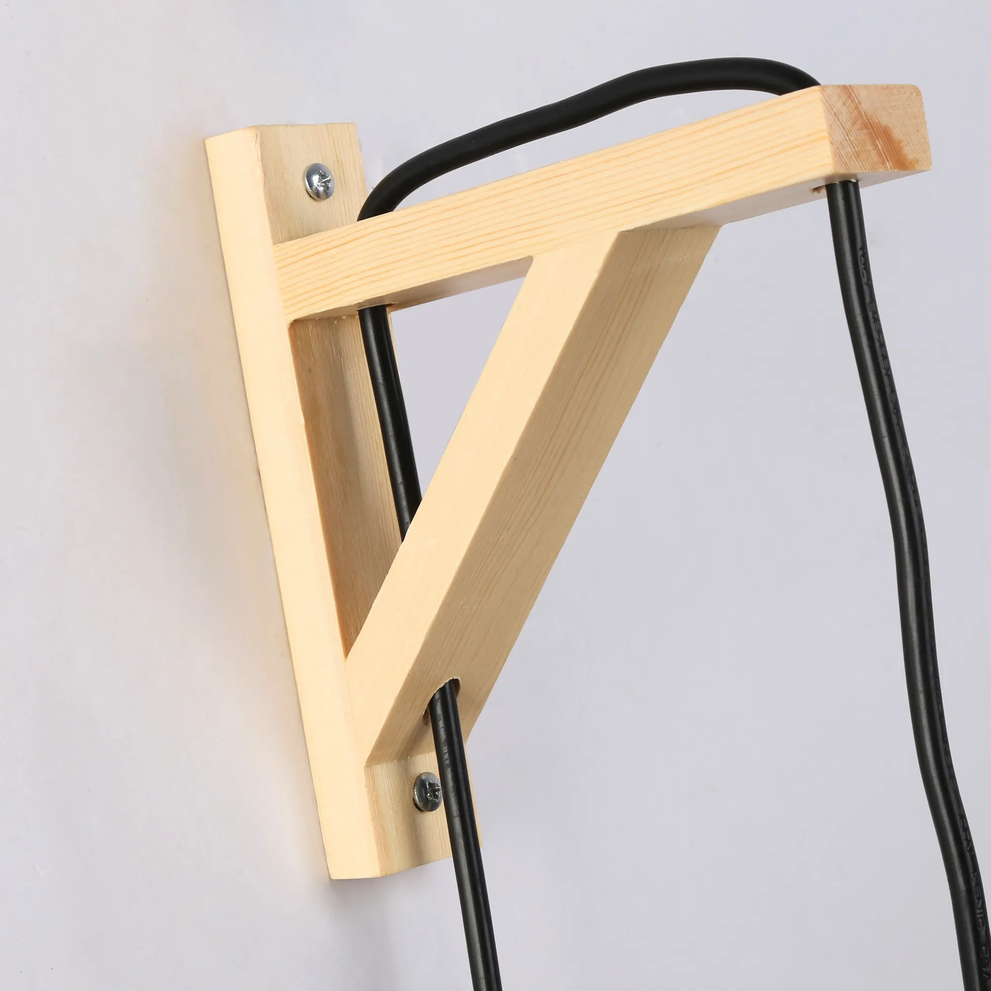 Aplique de pared en madera, pantalla de mimbre y cable con interruptor y enchufe "Alan"