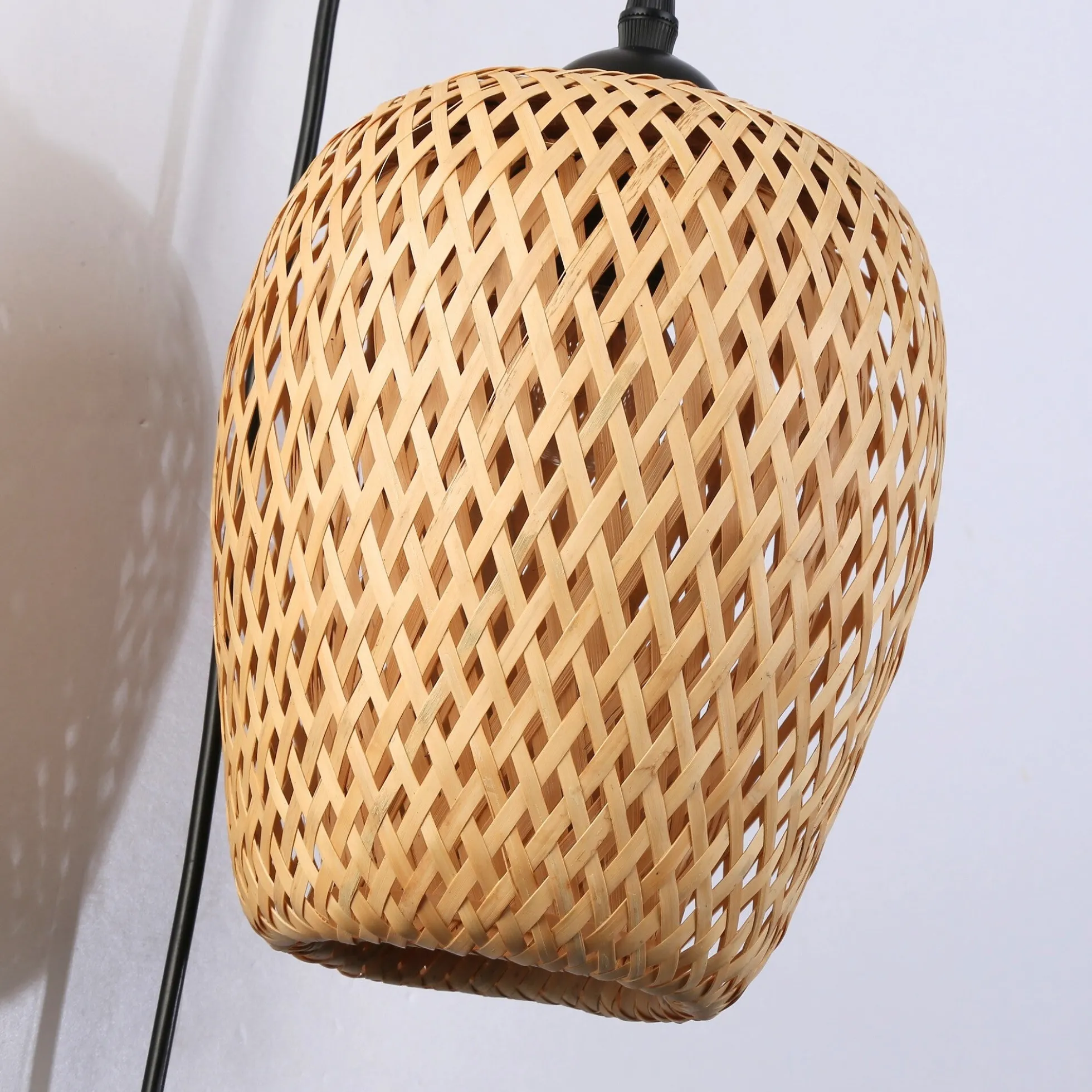 Aplique de pared en madera, pantalla de mimbre y cable con interruptor y enchufe "Alan"