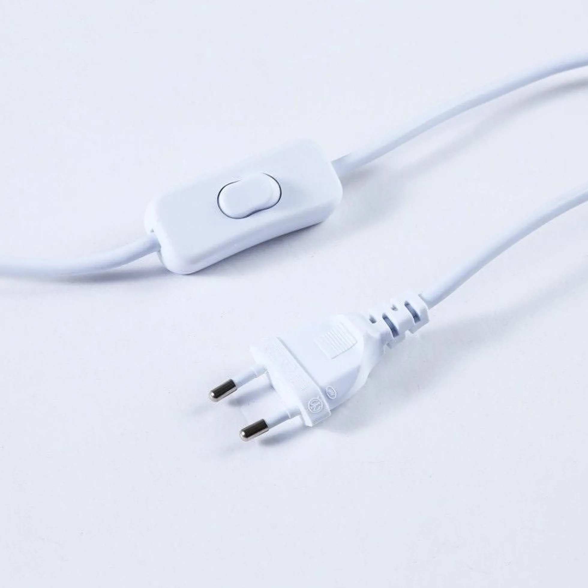 Aplique de pared escandinavo orientable 330° con interruptor y enchufe