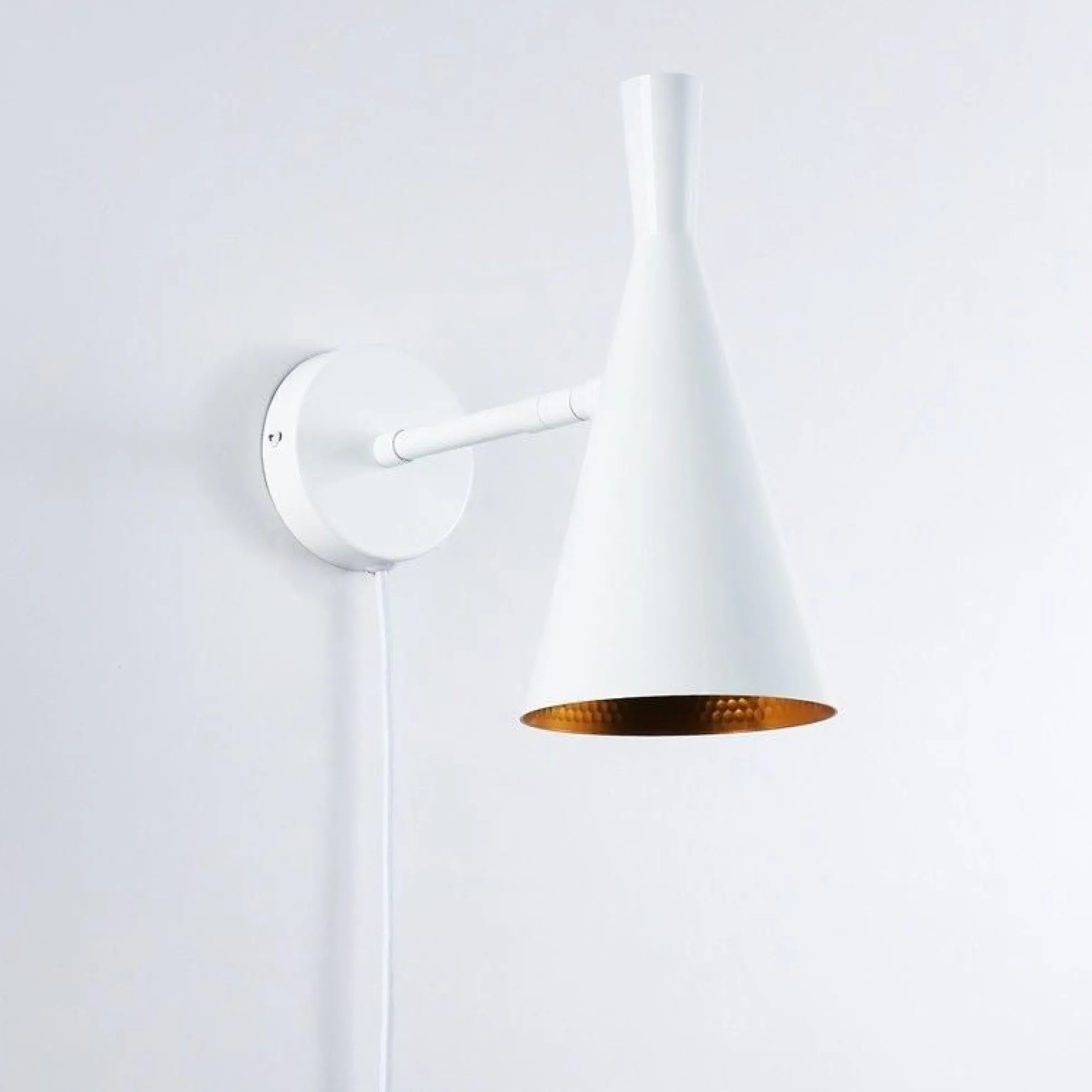 Aplique de pared escandinavo orientable 330° con interruptor y enchufe