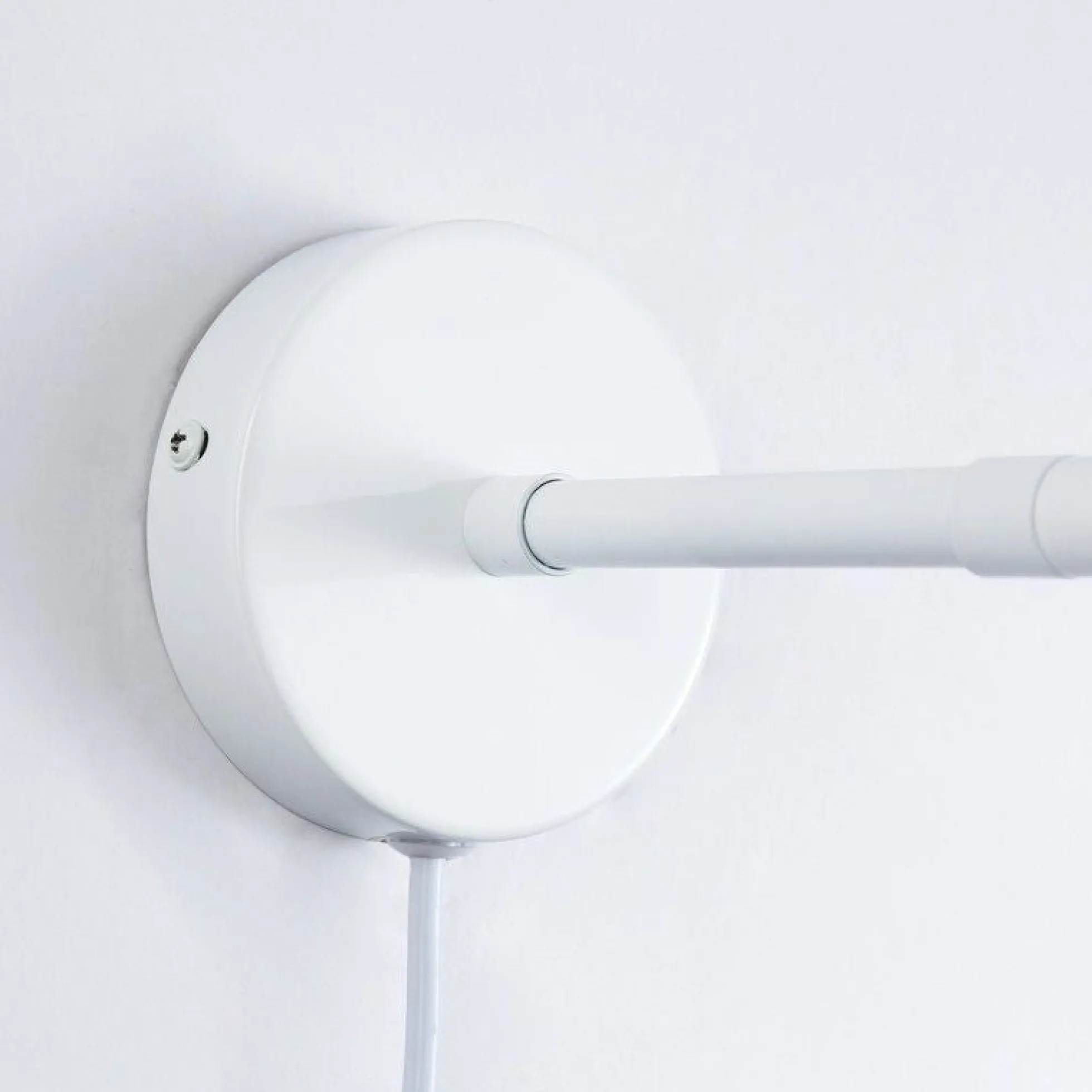 Aplique de pared escandinavo orientable 330° con interruptor y enchufe