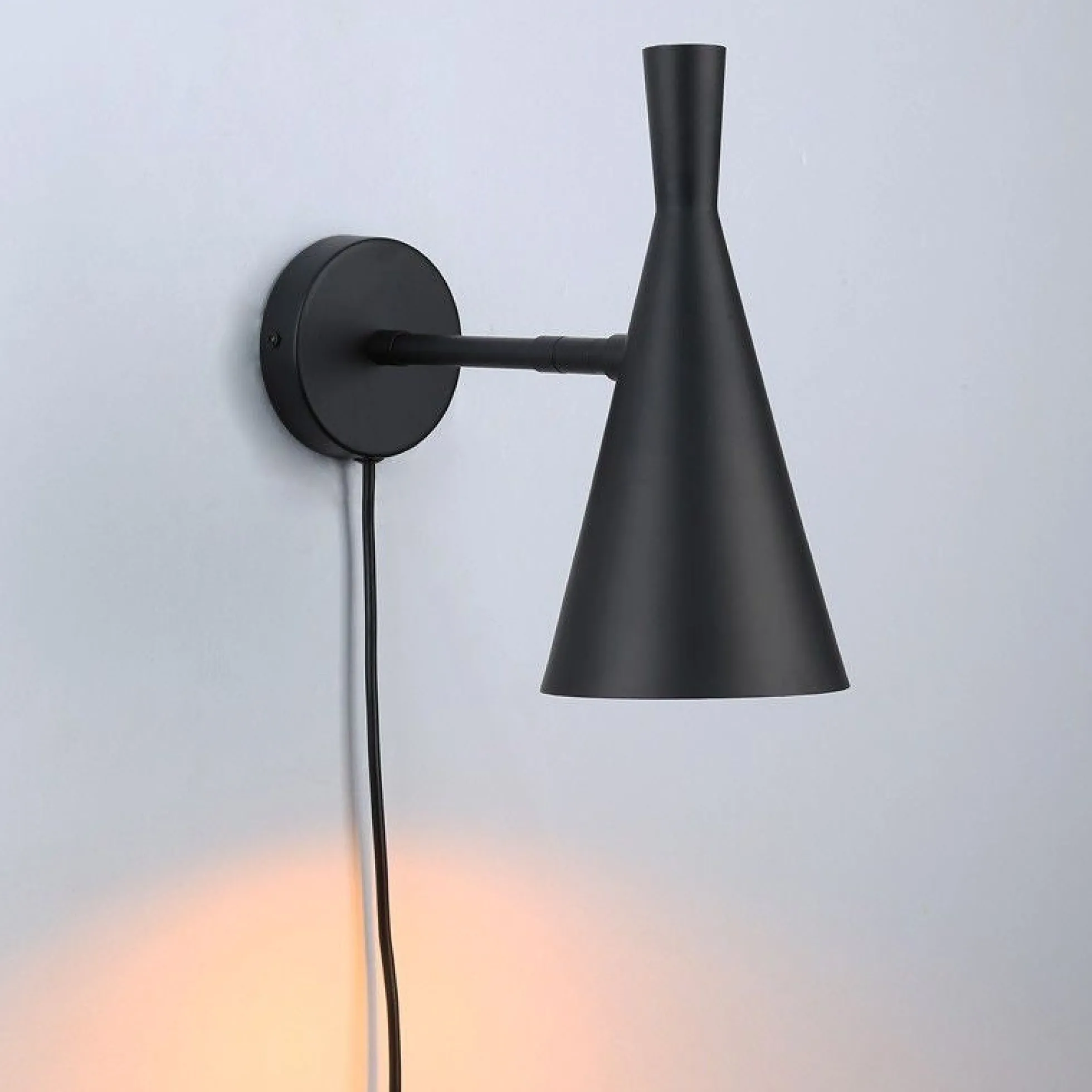 Aplique de pared escandinavo orientable 330° con interruptor y enchufe