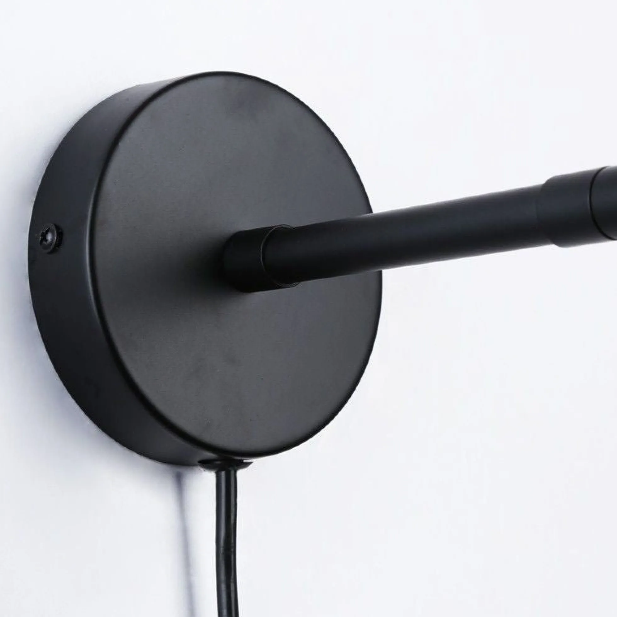 Aplique de pared escandinavo orientable 330° con interruptor y enchufe