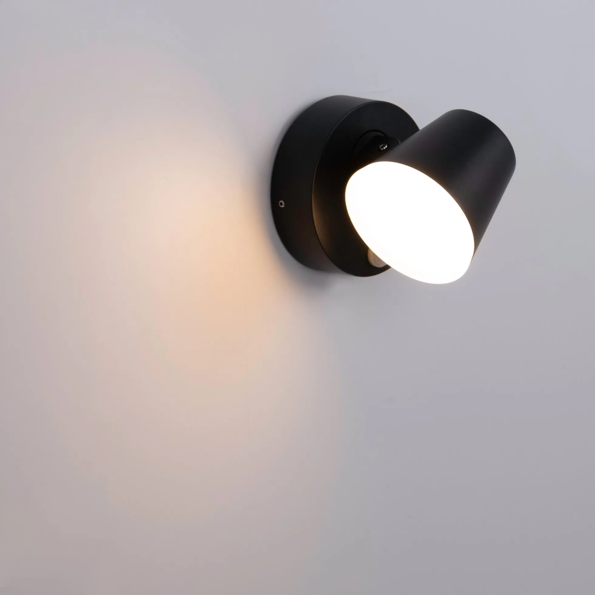 Aplique de pared exterior con sensor PIR "Stan" - 12,5W - Orientable - 3000K - IP54