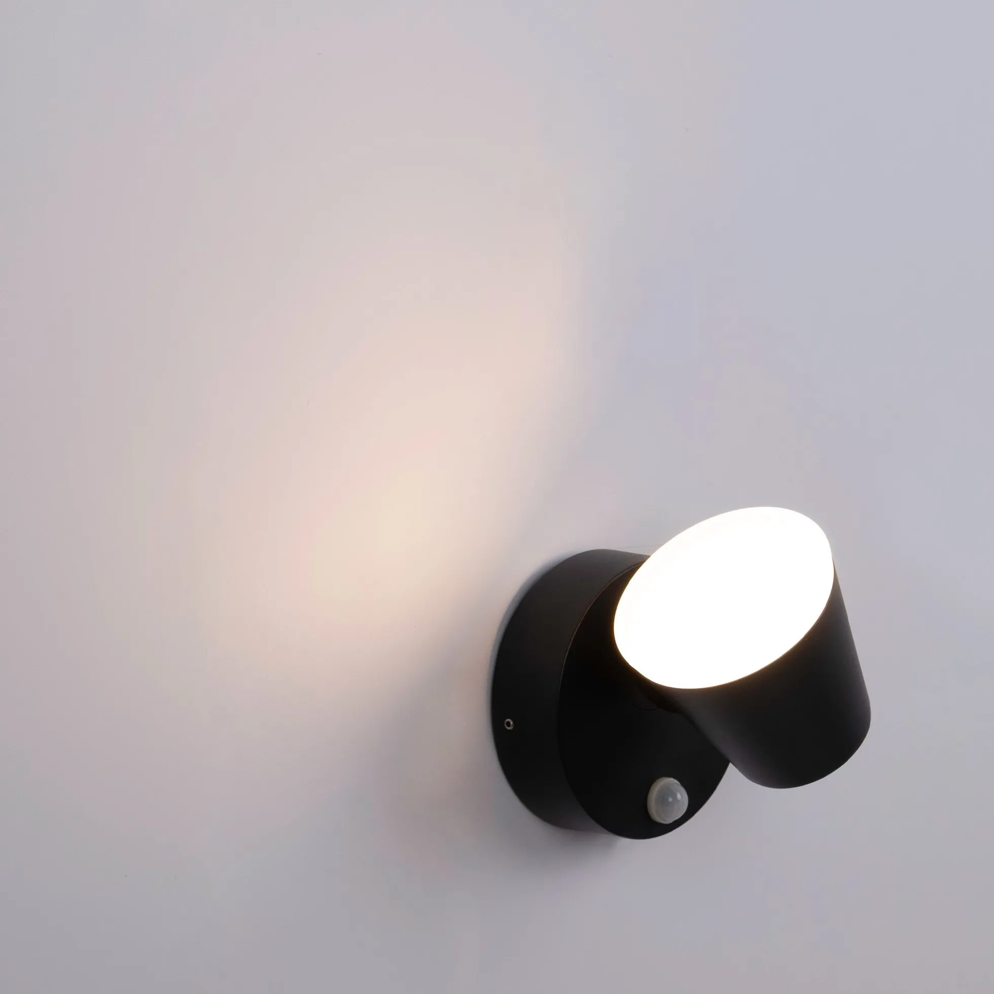 Aplique de pared exterior con sensor PIR "Stan" - 12,5W - Orientable - 3000K - IP54