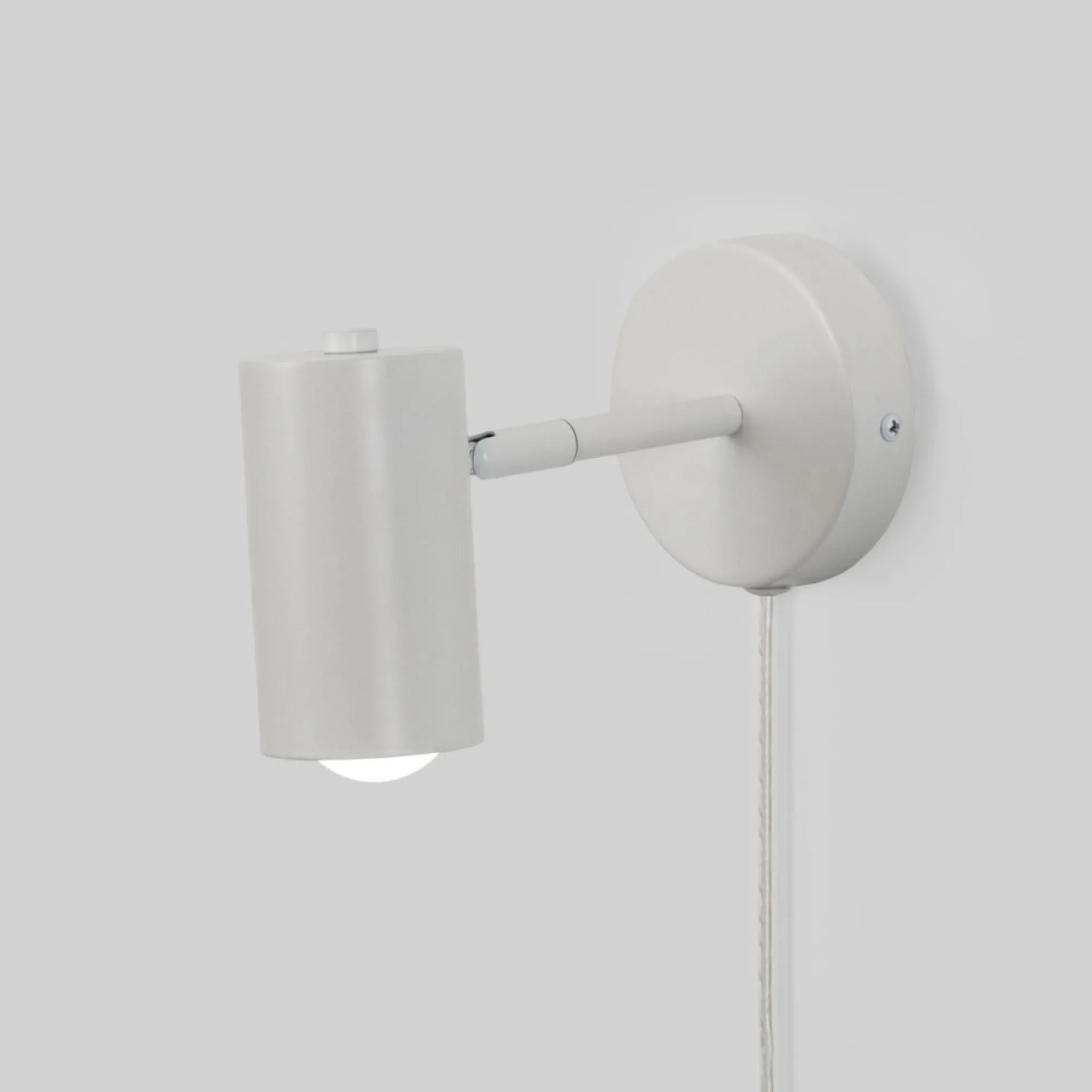 Aplique de pared interior orientable "Ben" con cable y enchufe - E27