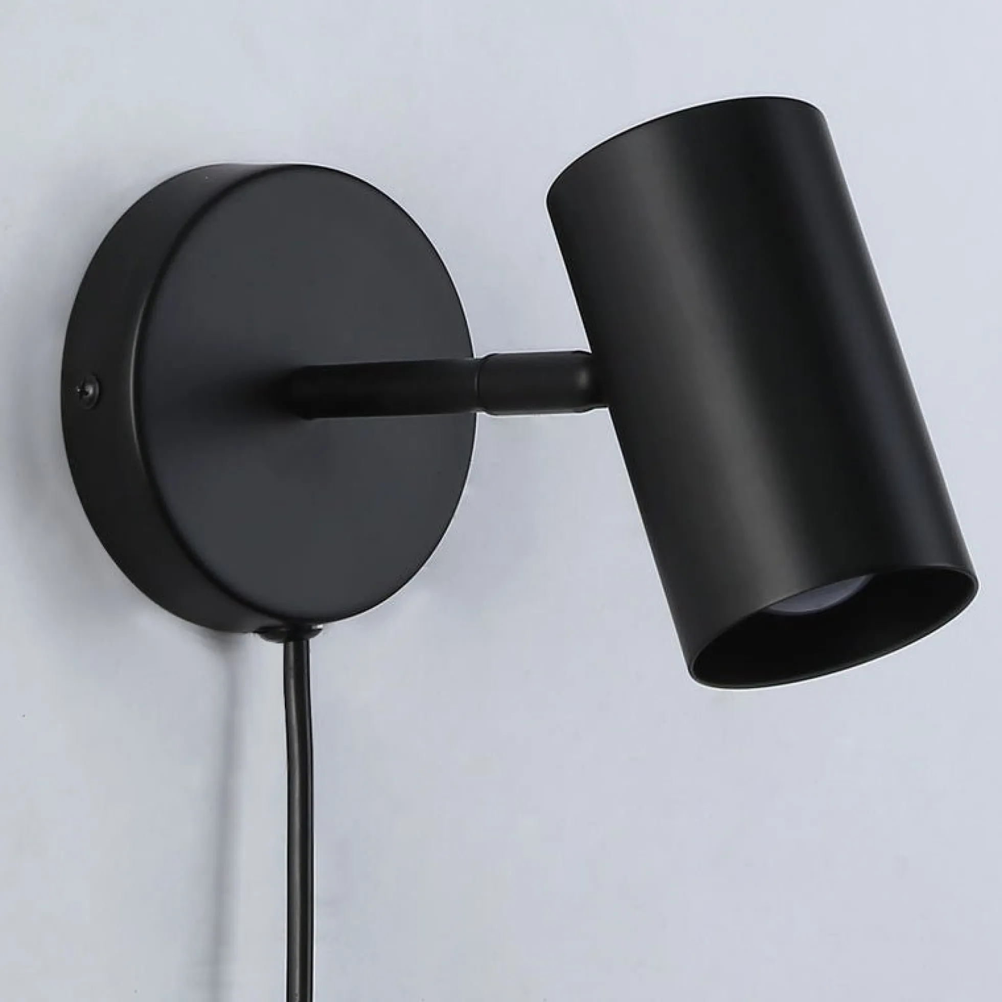 Aplique de pared interior orientable "Ben" con cable y enchufe - E27