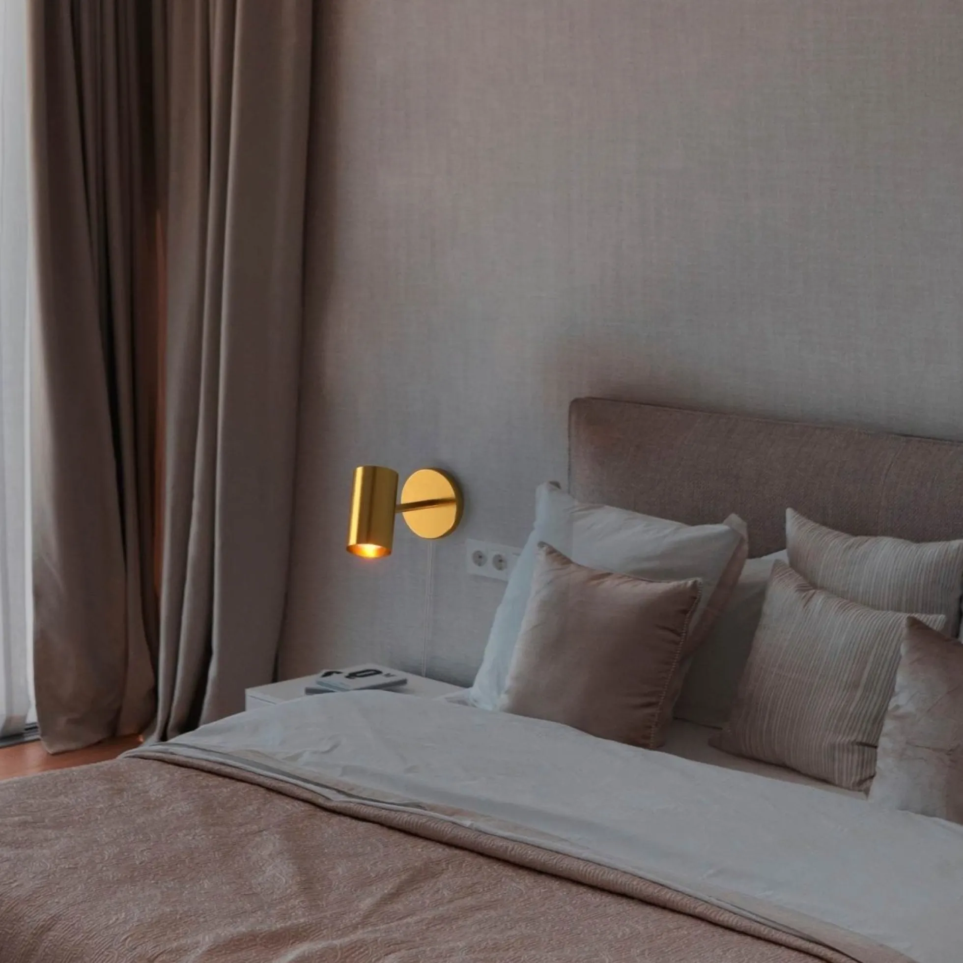 Aplique de pared interior orientable "Ben" con cable y enchufe - E27