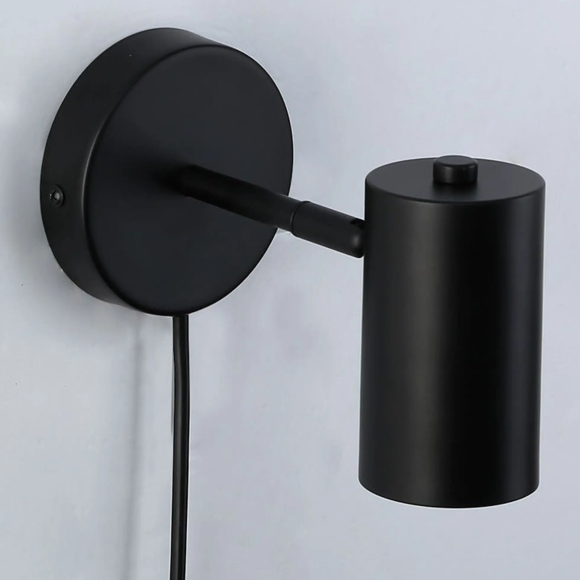 Aplique de pared interior orientable "Ben" con cable y enchufe - E27