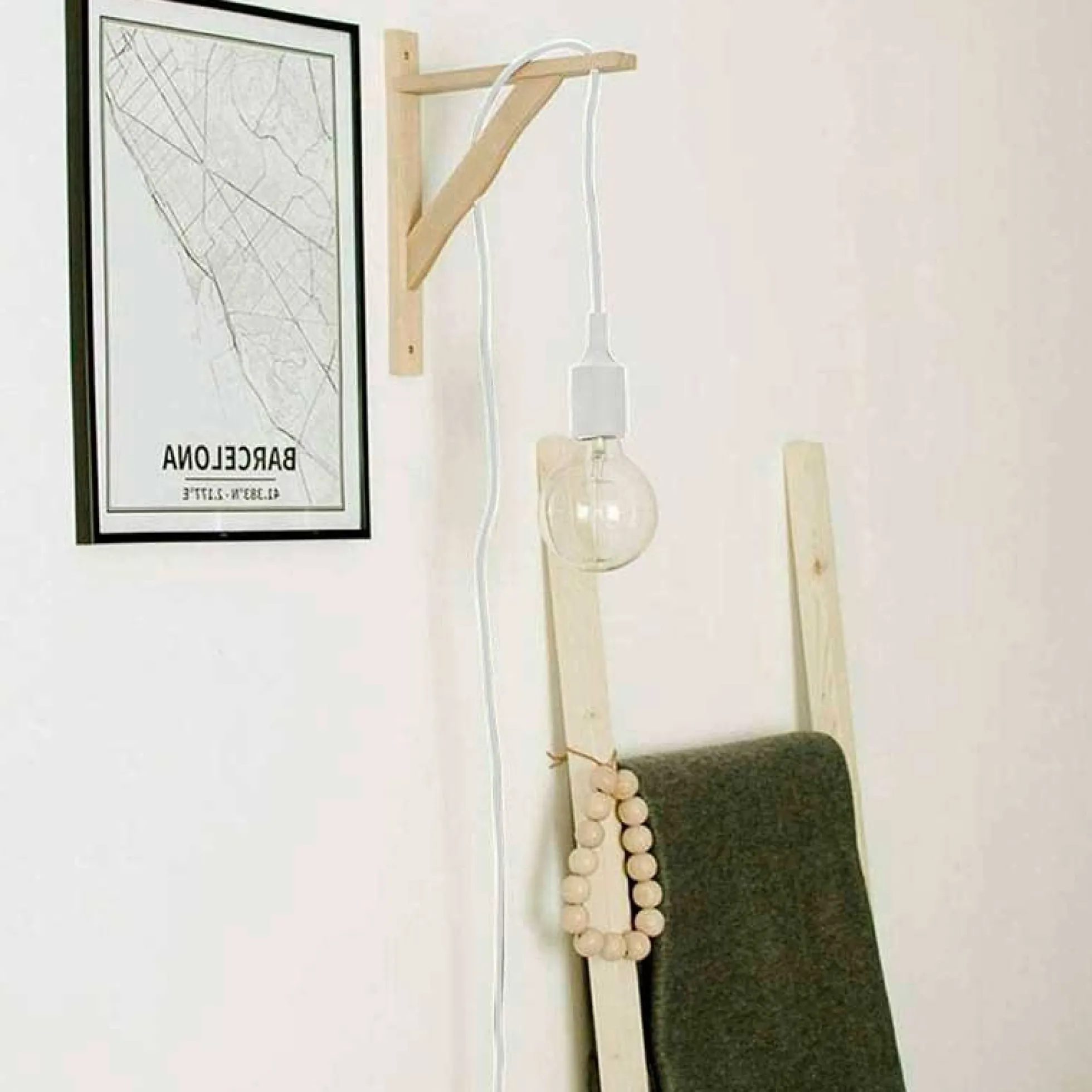 Aplique de pared nórdico "YOJO" -Escuadra de madera y colgante de silicona