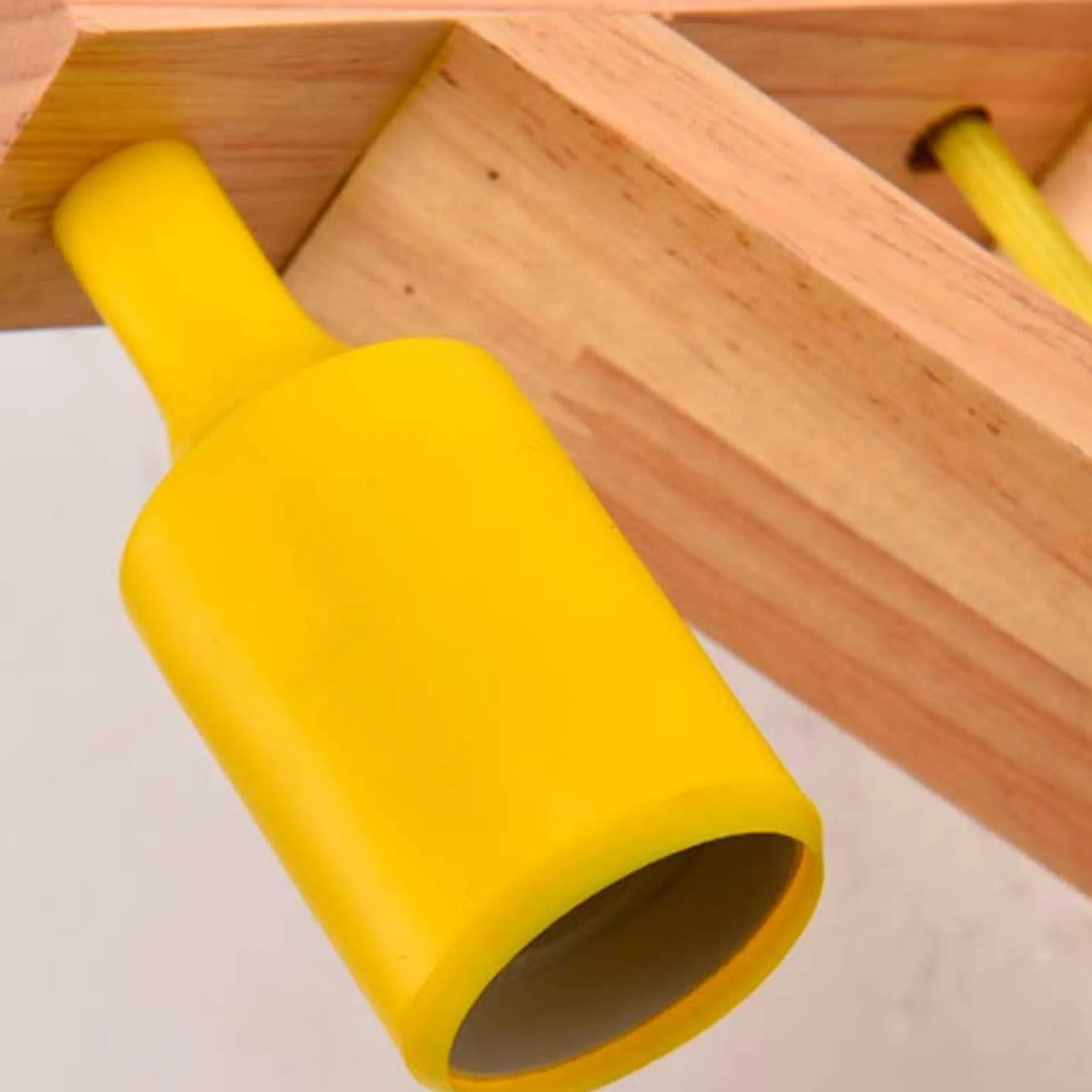 Aplique de pared nórdico "YOJO" -Escuadra de madera y colgante de silicona