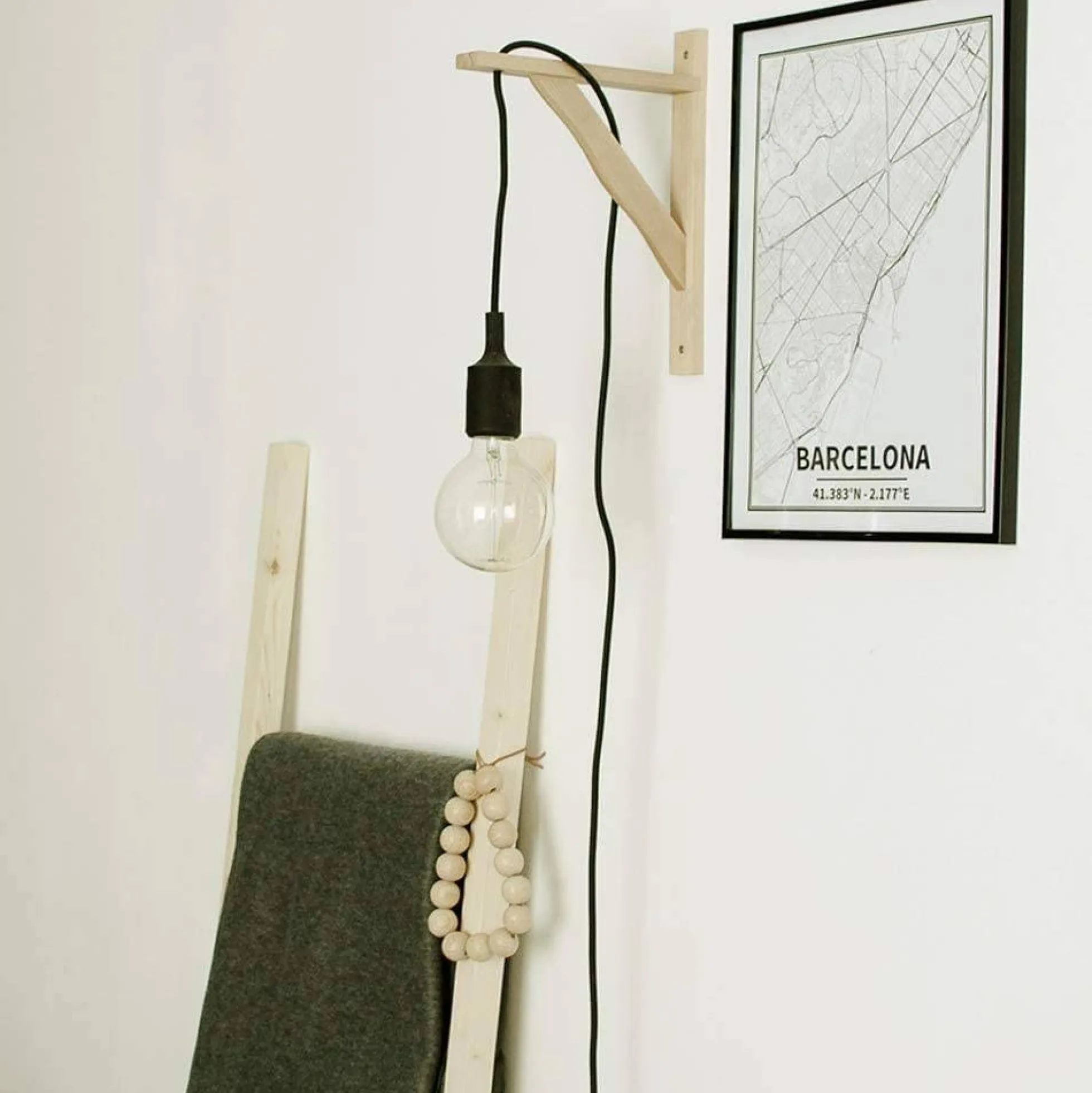 Aplique de pared nórdico "YOJO" -Escuadra de madera y colgante de silicona