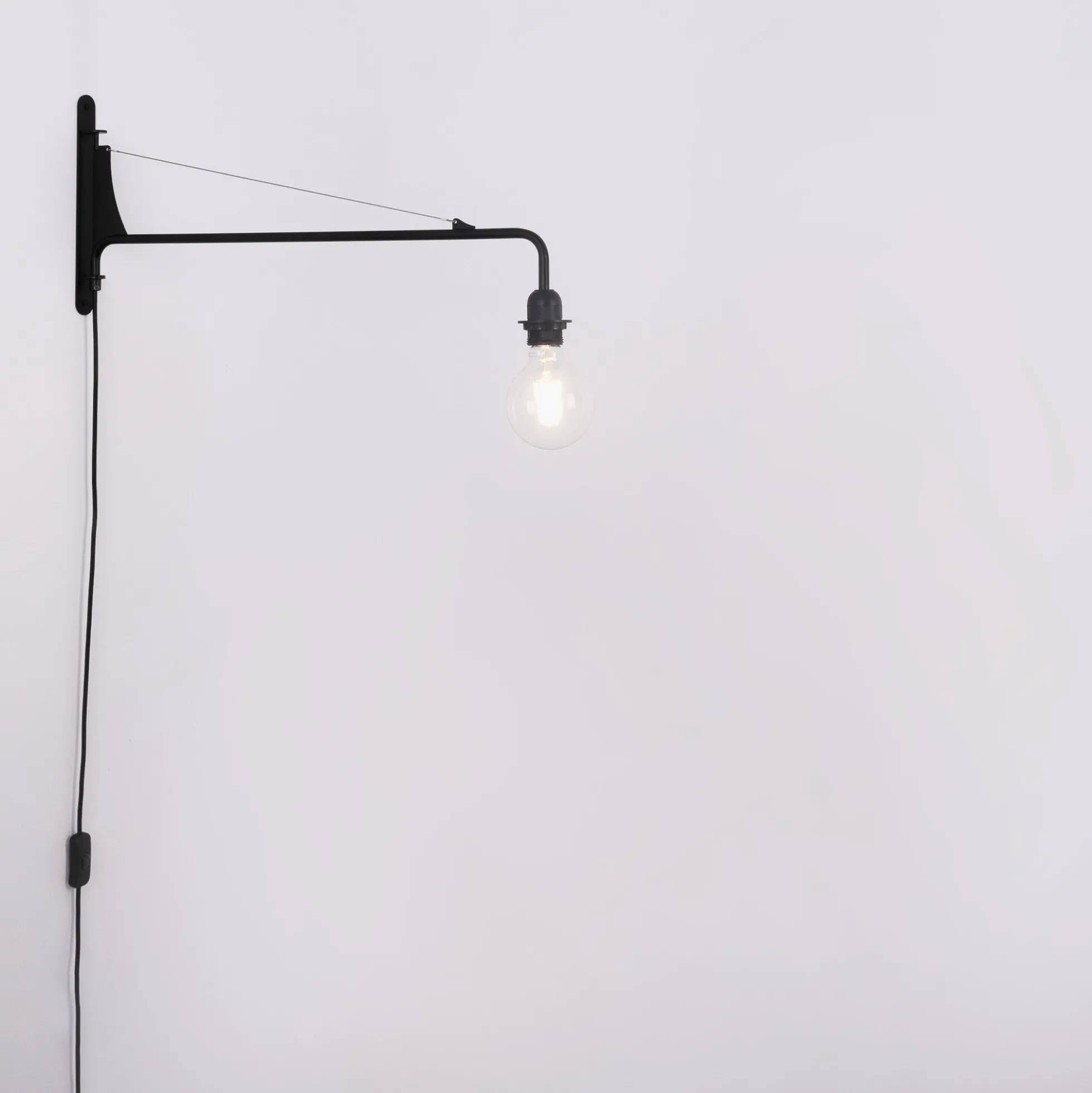 Aplique de pared orientable con cable y enchufe "Pitt"