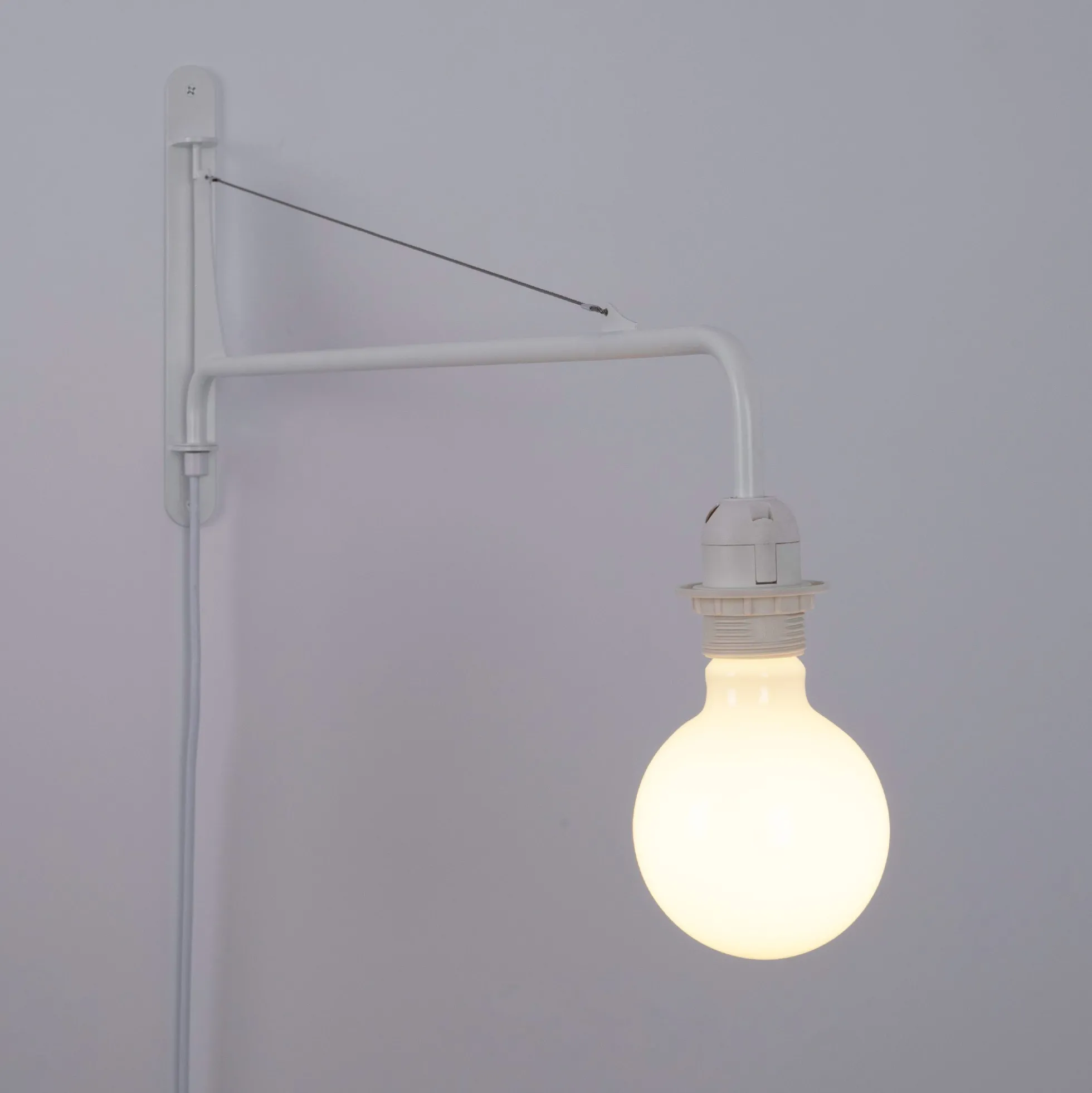 Aplique de pared orientable con cable y enchufe "Pitt"