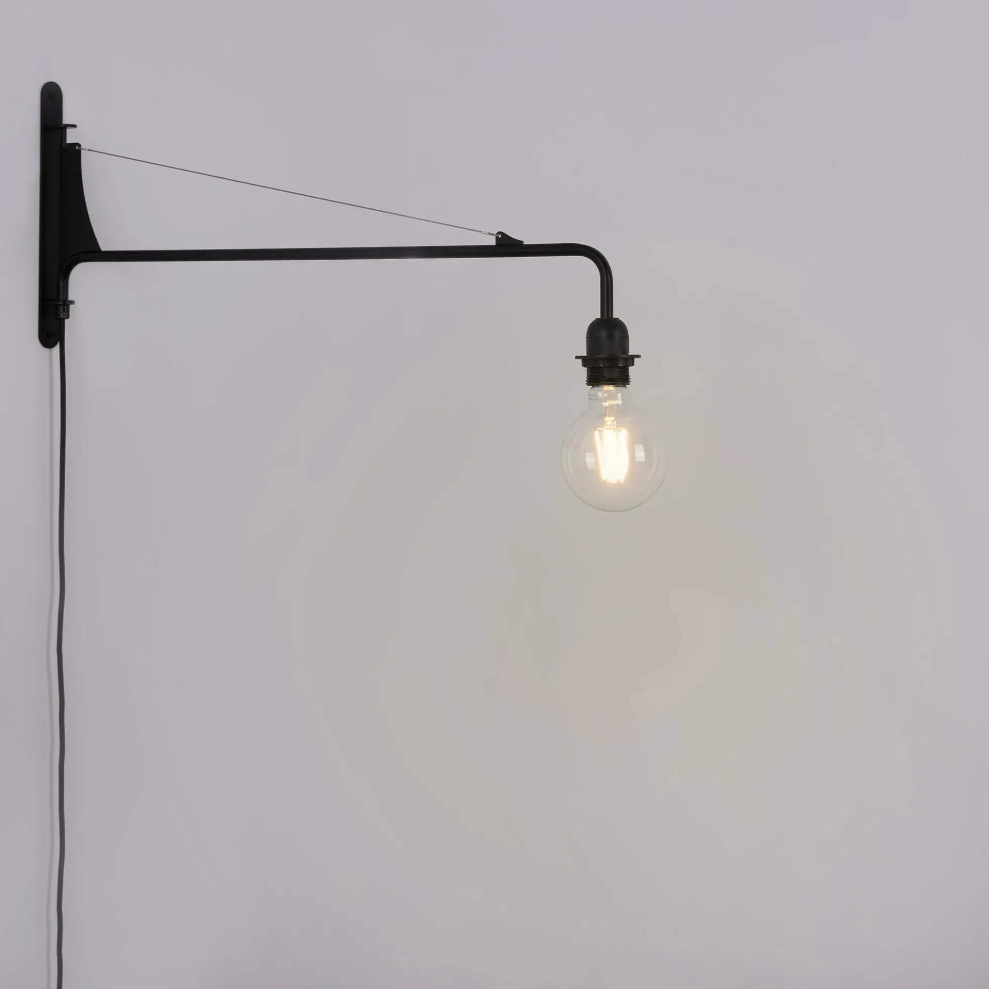 Aplique de pared orientable con cable y enchufe "Pitt"