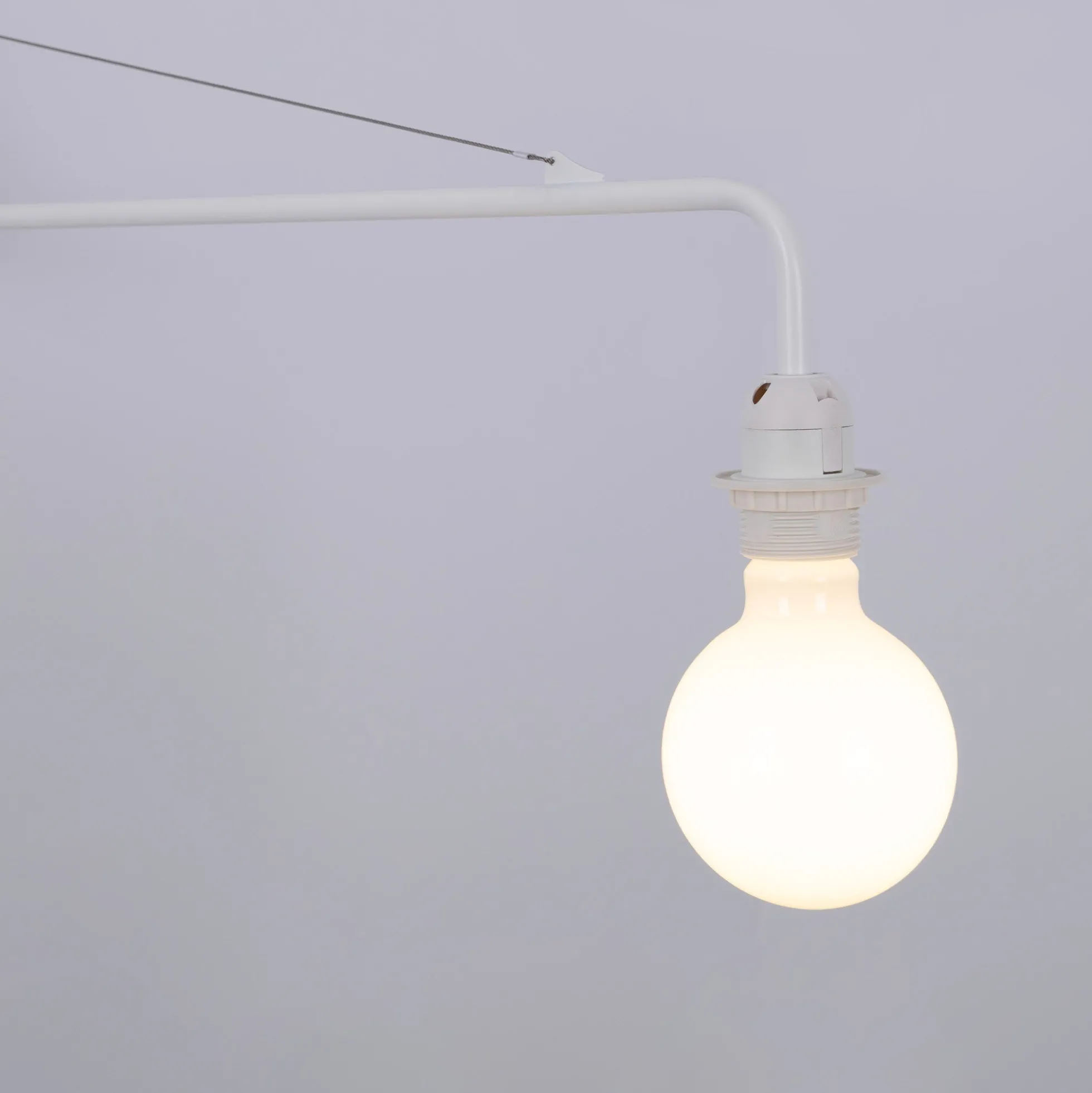 Aplique de pared orientable con cable y enchufe "Pitt"
