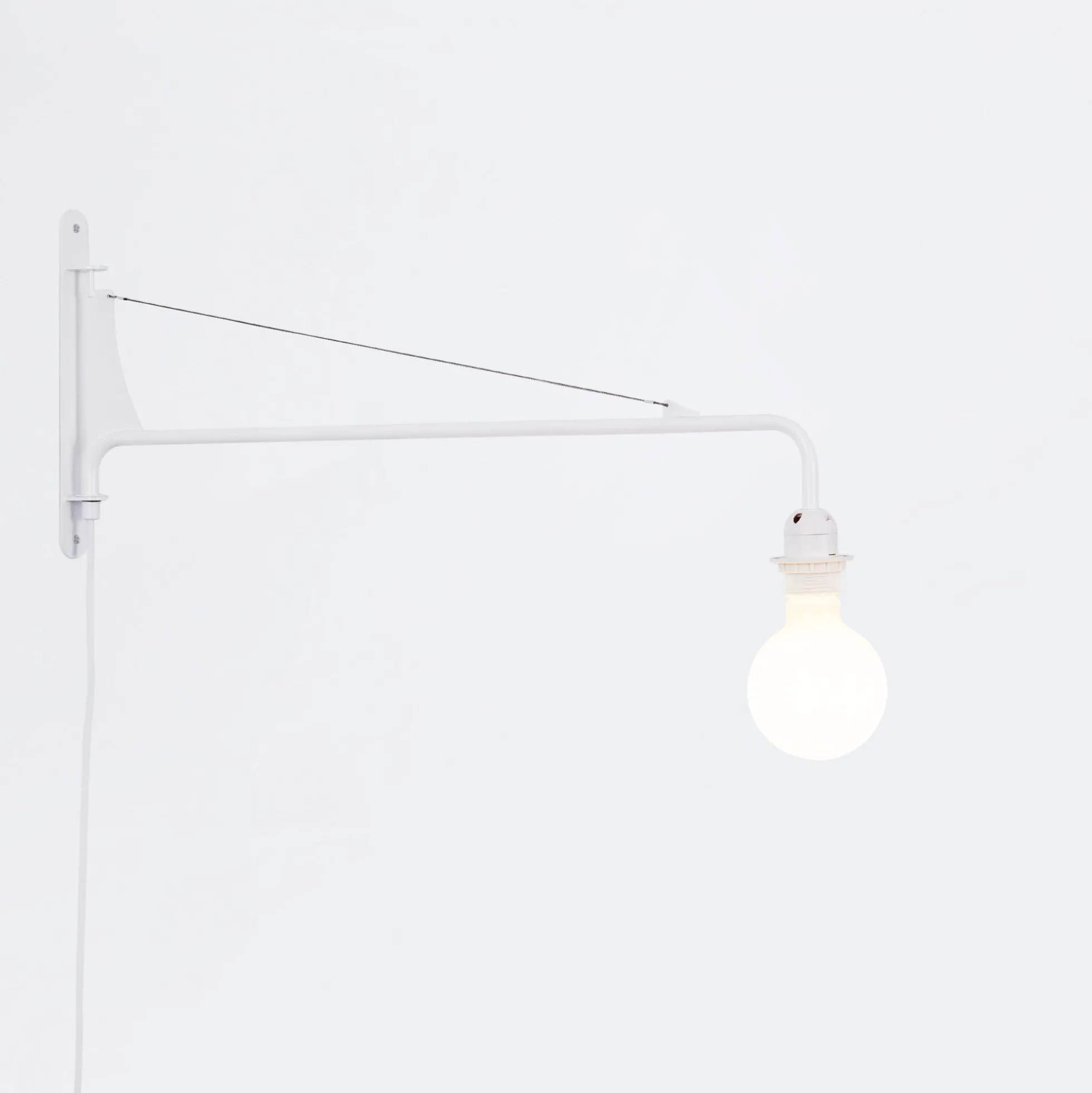 Aplique de pared orientable con cable y enchufe "Pitt"