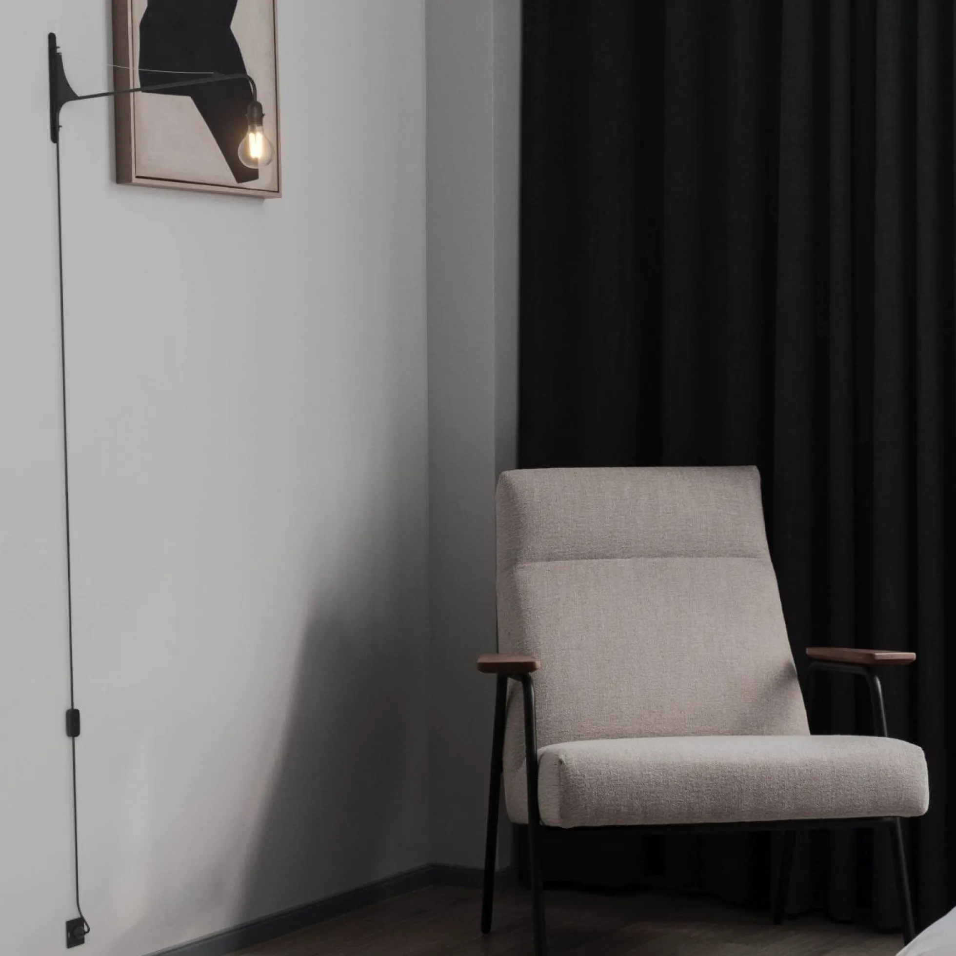 Aplique de pared orientable con cable y enchufe "Pitt"