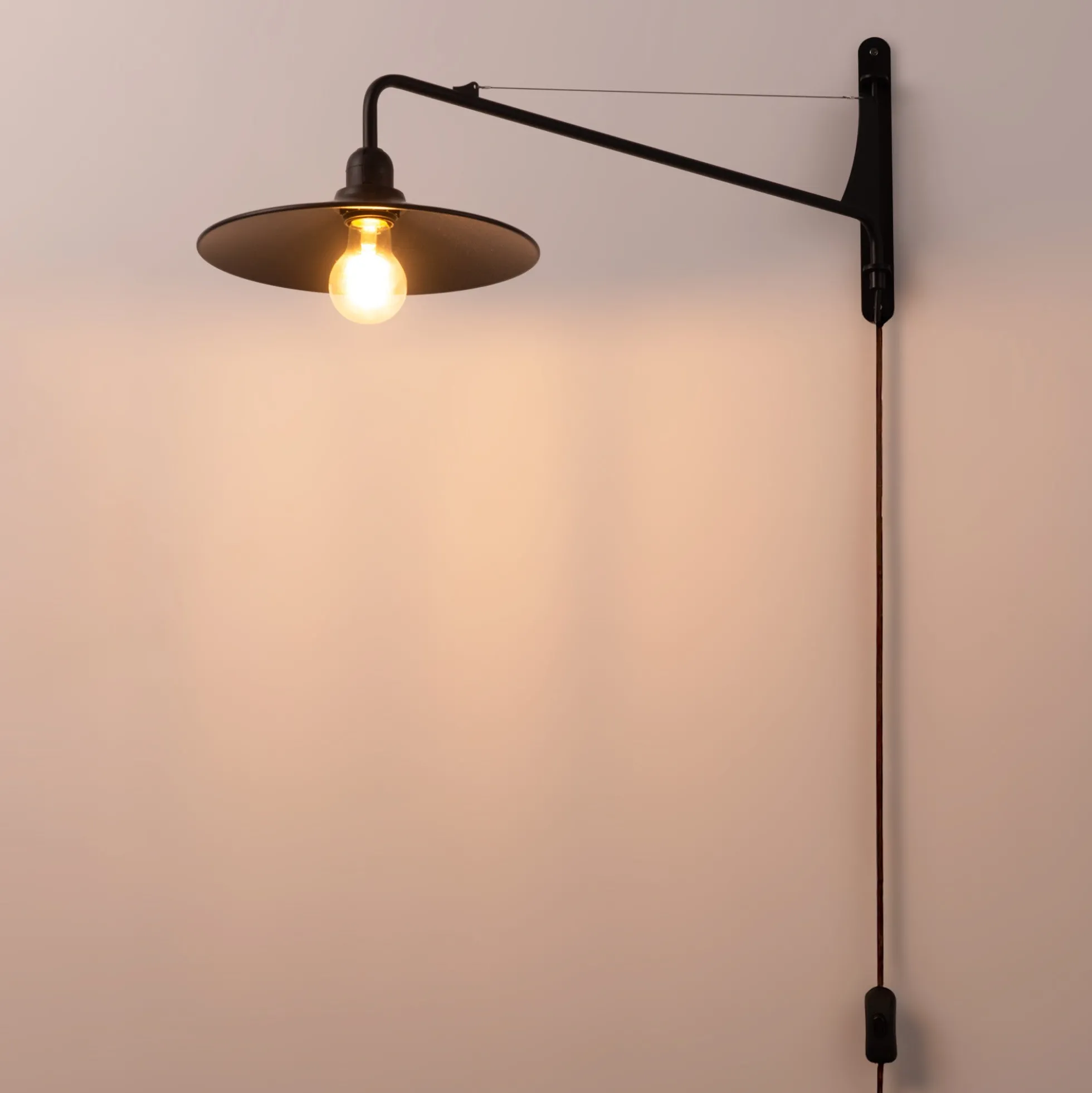 Aplique de pared orientable "PETTI" con cable y enchufe - E27