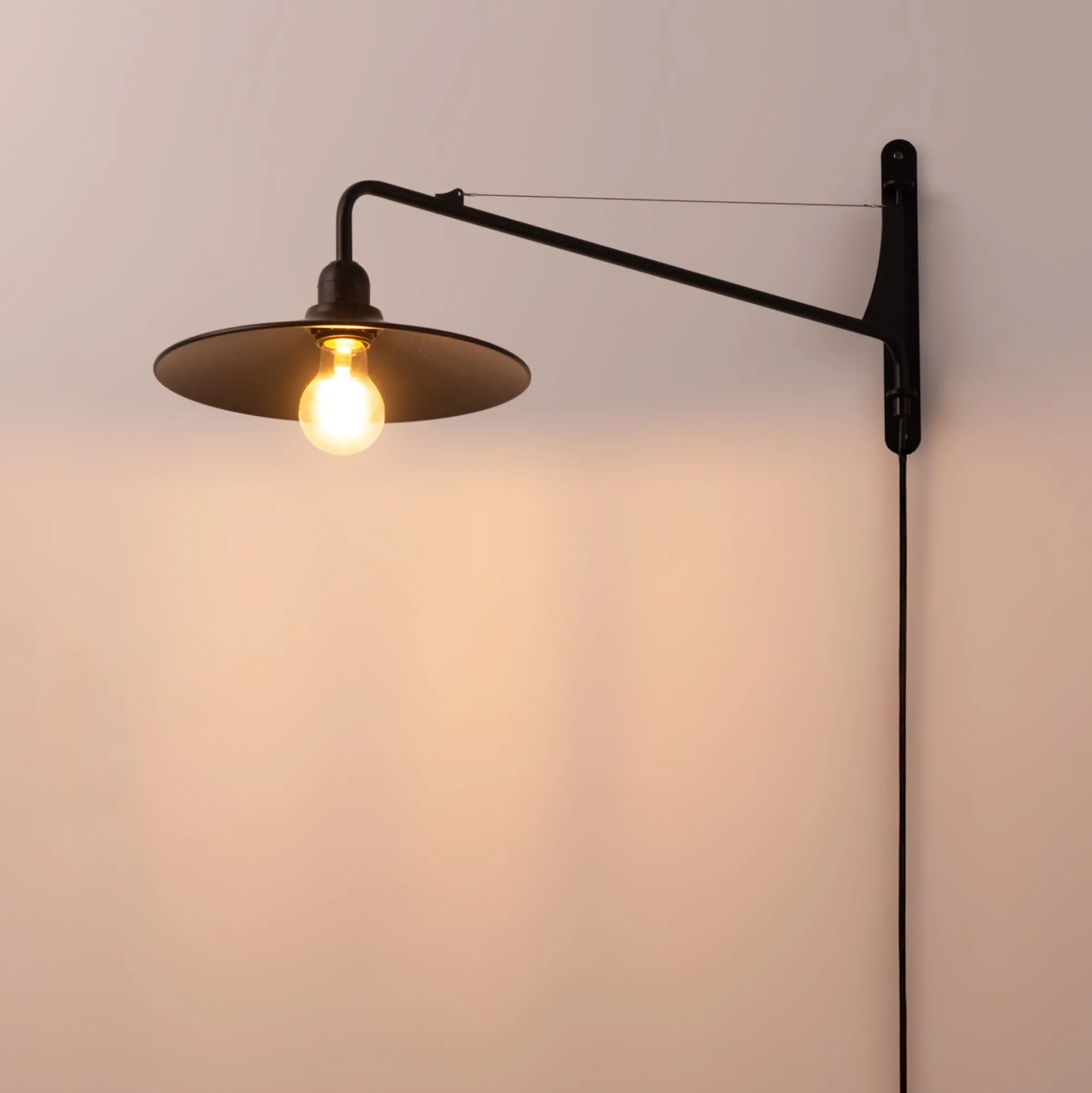 Aplique de pared orientable "PETTI" con cable y enchufe - E27