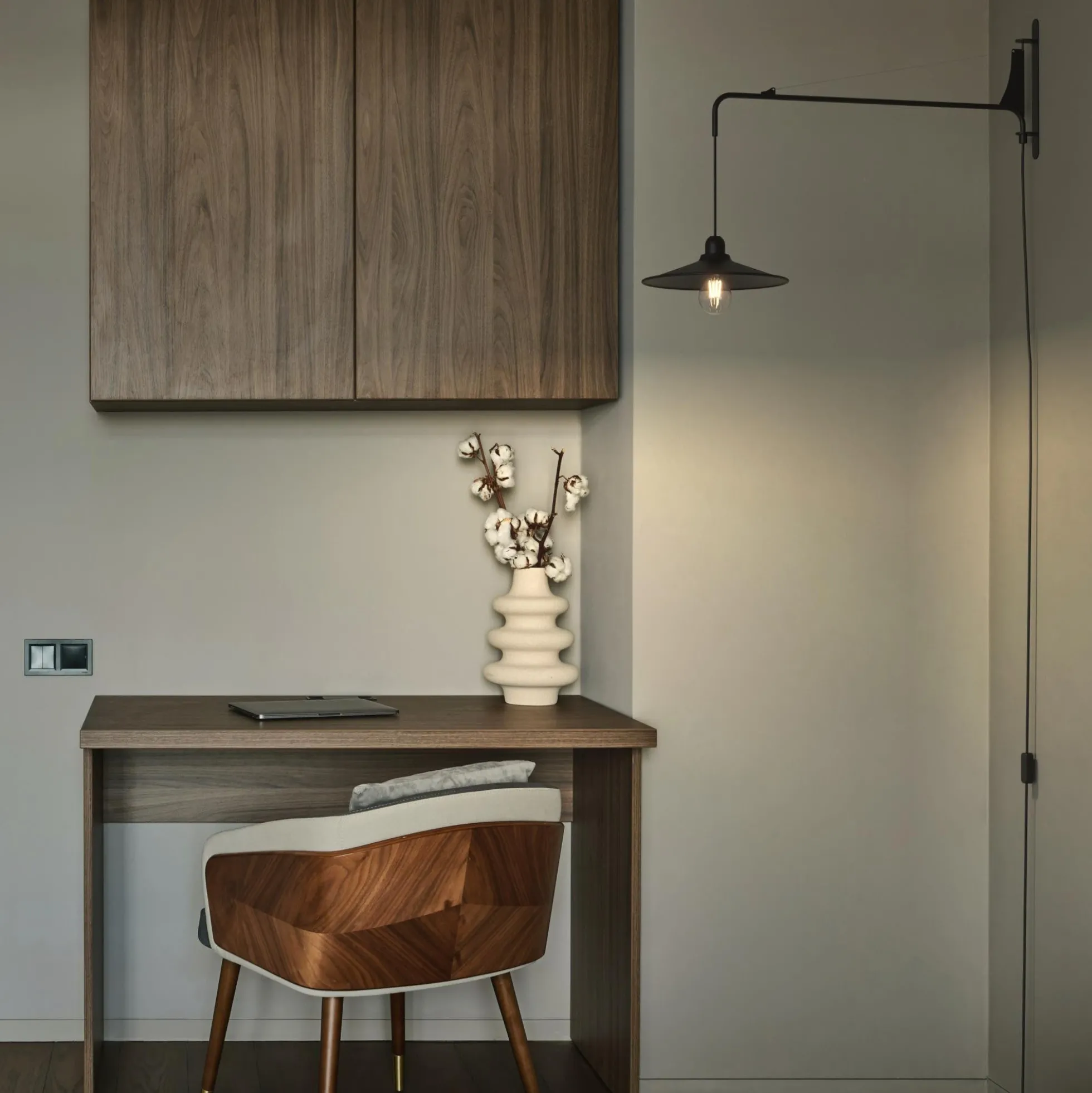 Aplique de pared orientable "PETTI" con cable y enchufe - E27