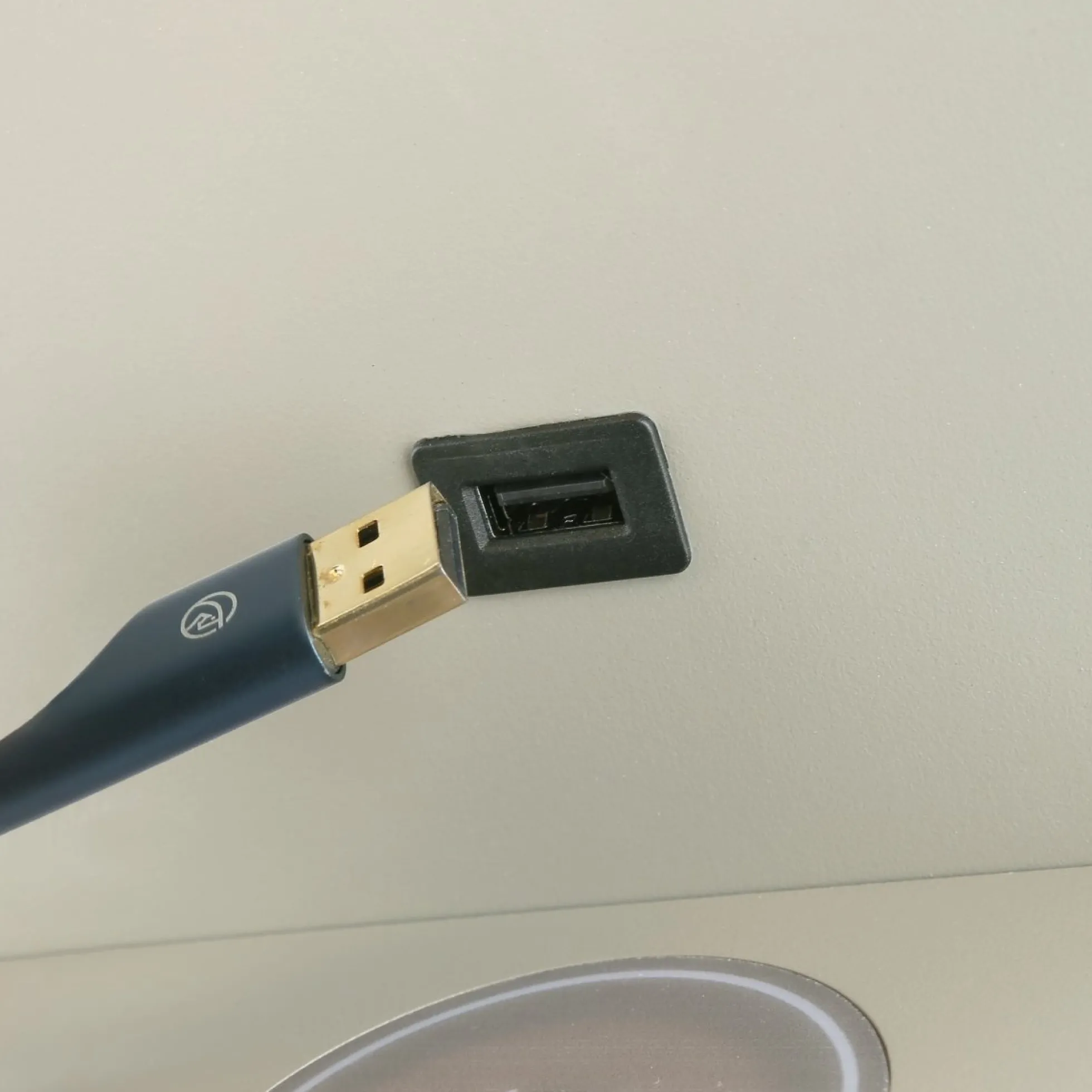 Aplique de pared para lectura con puerto USB "BASKOP W" - 6W - Base carga inalámbrica